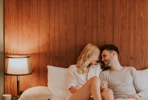 pareja joven en sentados en la cama