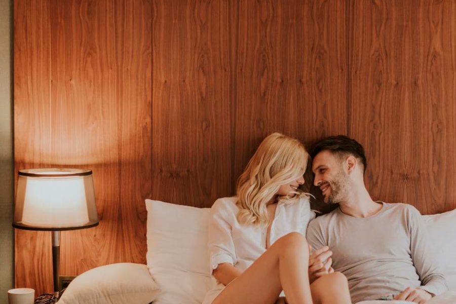 pareja joven en sentados en la cama