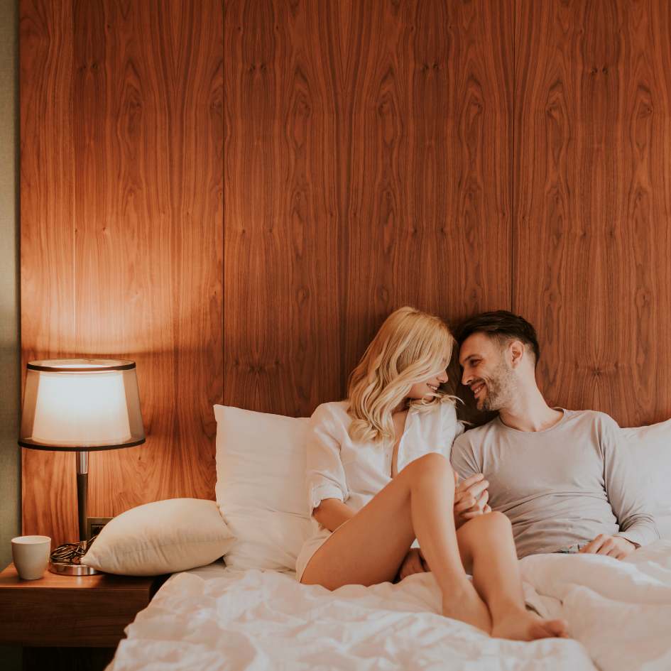 pareja joven en sentados en la cama